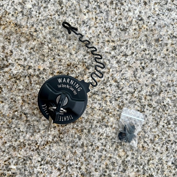 Locking fuel cap - Stant Model #10595 - EUC - Picture 4 of 7